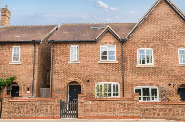 Burnham Square, Upper Froyle, GU34, photo 1