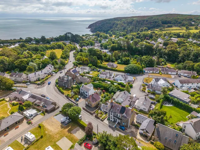 Photo 3 — Llys Myfyr, Llanbedrog, Pwllheli, Gwynedd, LL53 7NU