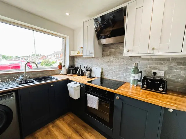 Knaves Castle Avenue, Brownhills, WS8, photo 2
