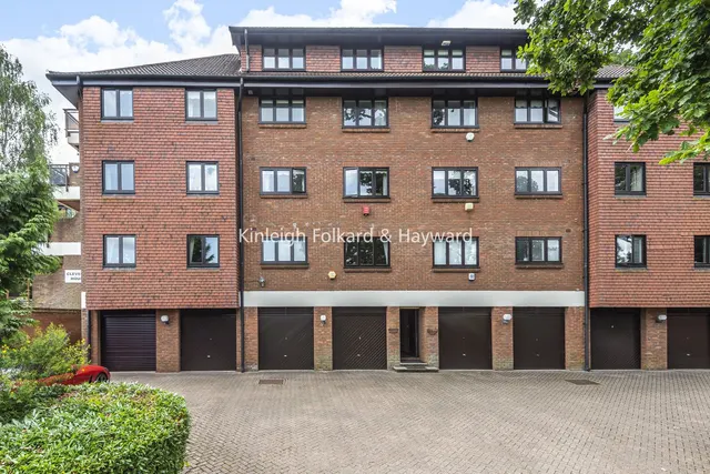 Holmbury Park, Bromley, BR1, photo 1