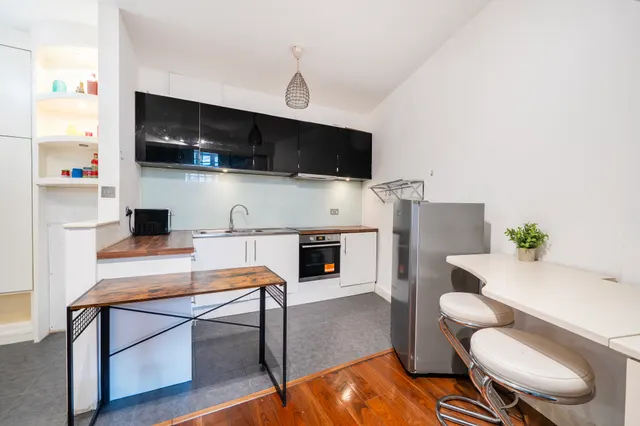 Photo 3 — Flat 7, 1 Ambrosden Avenue, London