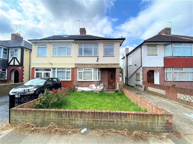 Carlton Avenue, Hayes, Middlesex, UB3 4AD, photo 1