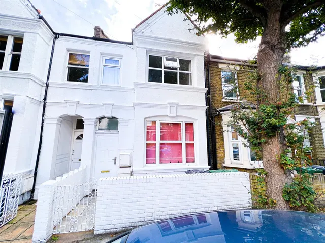 Park Grove Road, London, E11, photo 1