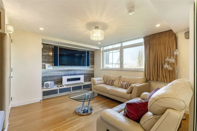 Photo 3 — Thamespoint, Fairways, Teddington, TW11 9PP