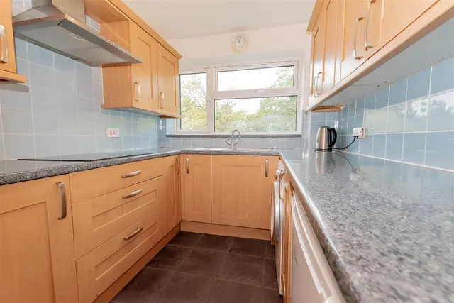 Upper Gordon Road, Camberley, photo 3