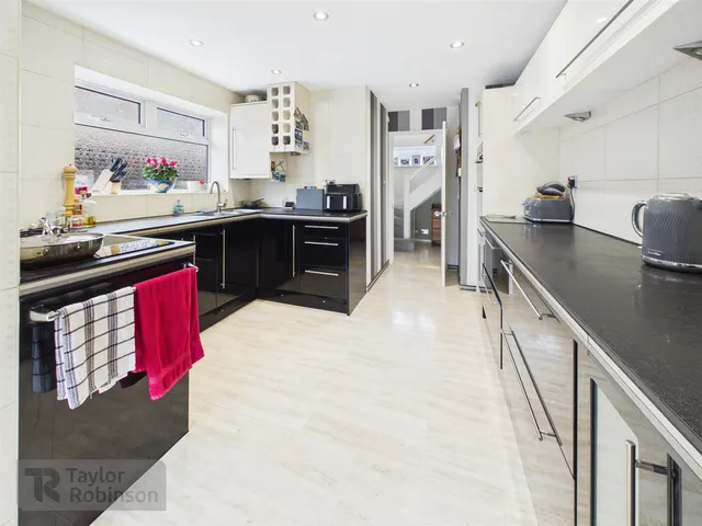 Grattons Drive, Pound Hill, RH10, photo 3