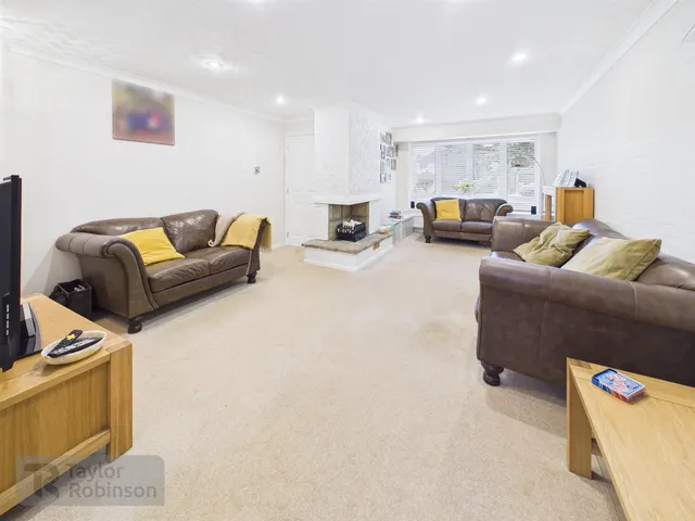 Grattons Drive, Pound Hill, RH10, photo 2