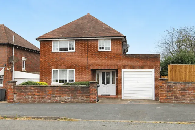 Brinton Crescent, Kidderminster, photo 1