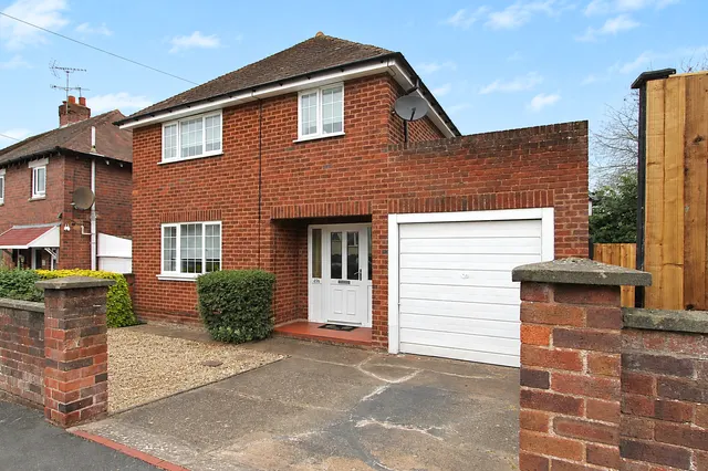 Brinton Crescent, Kidderminster, photo 1