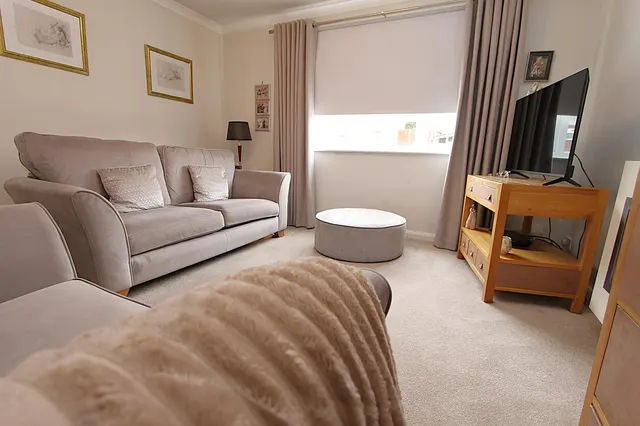 Photo 3 — Brinton Crescent, Kidderminster
