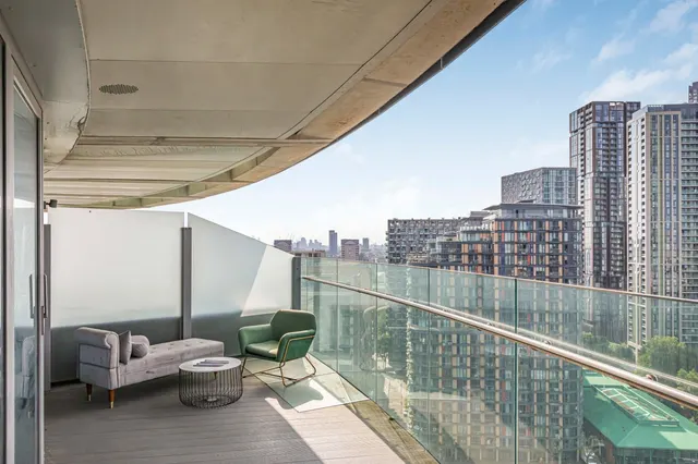 Crossharbour Plaza, London, E14, photo 2