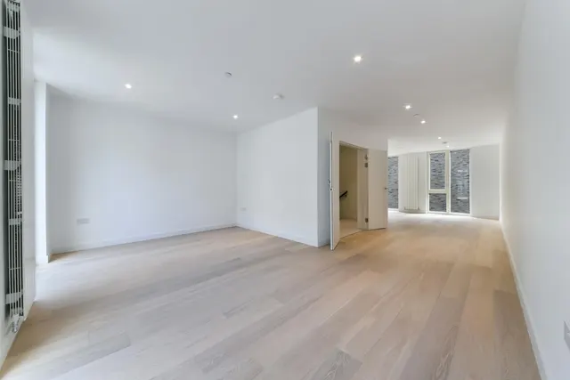 Schooner Road, Royal Wharf, E16, photo 1