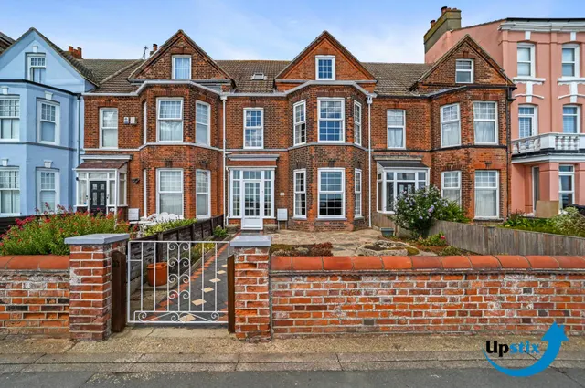 Marine Parade, Harwich, CO12 3RG, photo 1