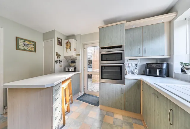 Horley Row, Horley, RH6 8NH, photo 1
