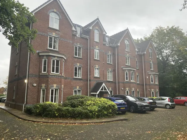 2 bedroom flat, Ellesmere Road, Manchester, M30