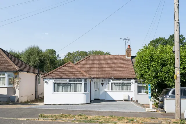 St. Georges Drive, Carpenders Park, WD19, photo 1