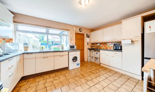 Photo 3 — Horton Hill, Epsom, KT19