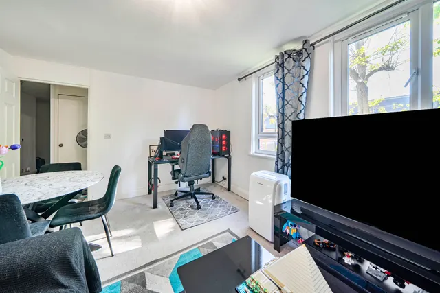 58 Langdale Close, London, photo 1