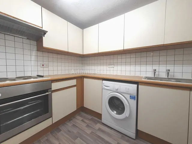Photo 3 — Tippett Rise, Reading, RG2 0DZ