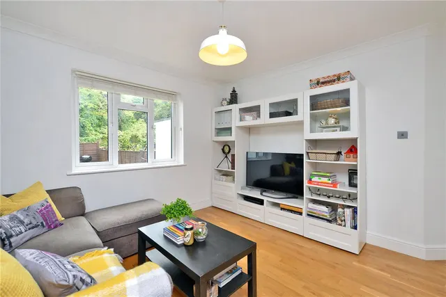 The Maisonettes, Alberta Avenue, Cheam, Sutton, SM1, photo 1