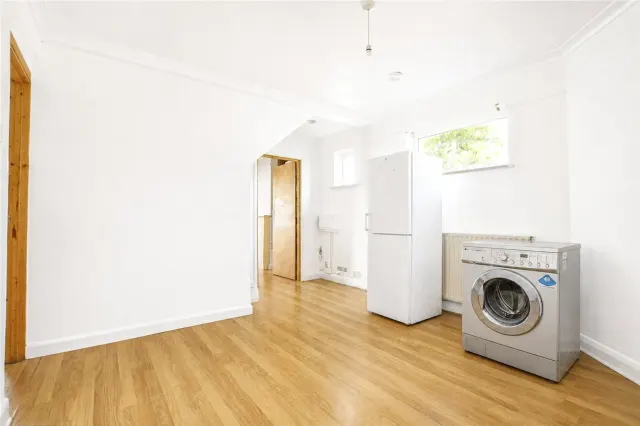 Photo 3 — Peabody Road, Farnborough, Hampshire,...