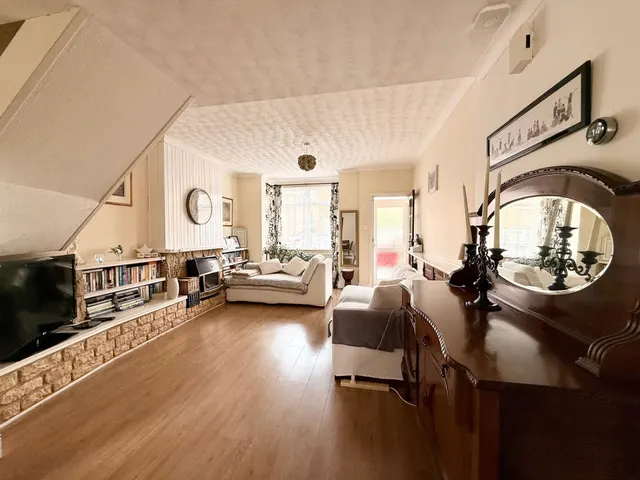 Park Avenue, Surrey Egham, TW20, photo 3