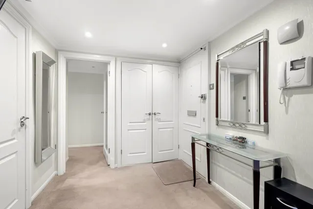 Vicarage Lane, IG7, photo 2