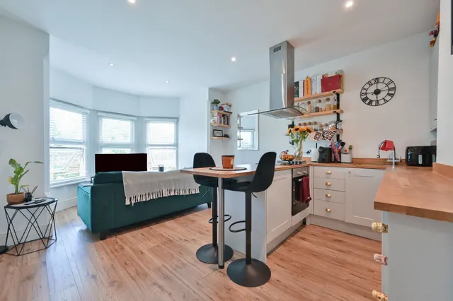 Photo 2 — Flat 3, 47 Chalk Hill, Watford