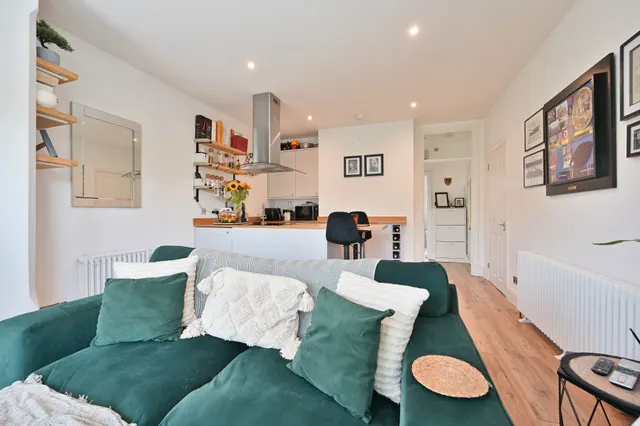 Photo 3 — Flat 3, 47 Chalk Hill, Watford