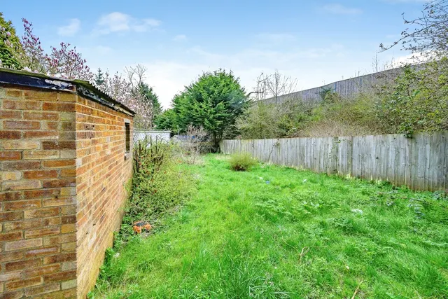 Photo 3 — Bank Close, Luton, Bedfordshire, LU4