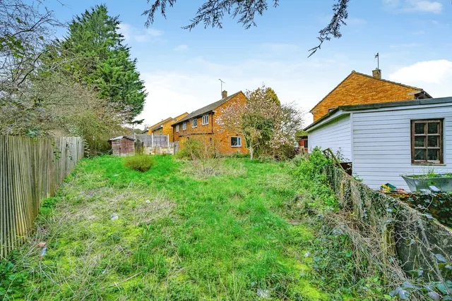 Photo 2 — Bank Close, Luton, Bedfordshire, LU4