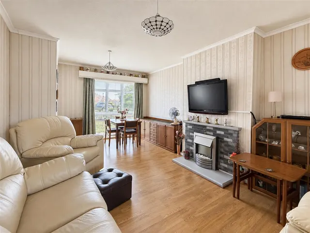 Photo 3 — Wilton Avenue, Eastbourne, BN22 9HU