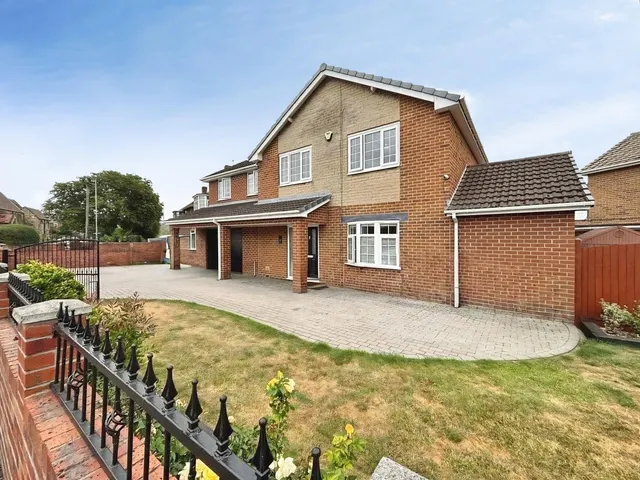 High Street, Thurnscoe, S63, photo 2