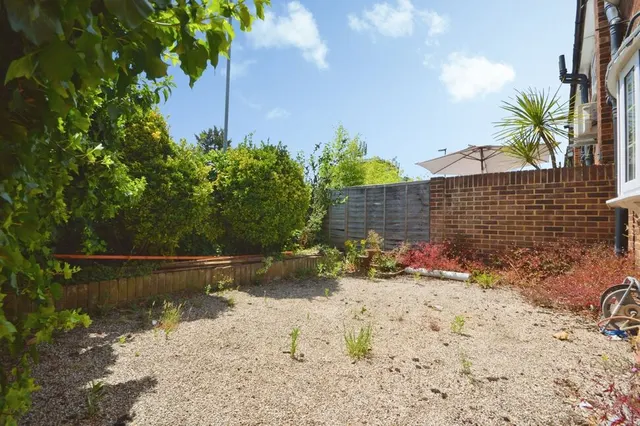 Photo 2 — Willowdene Close, Whitton, Twickenham, TW2
