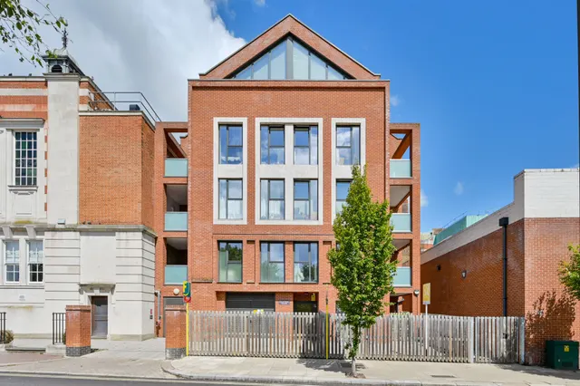 London, W3, photo 1