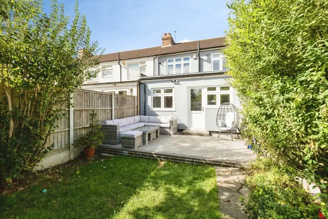 Laburnum Avenue, Hornchurch, RM12, photo 1