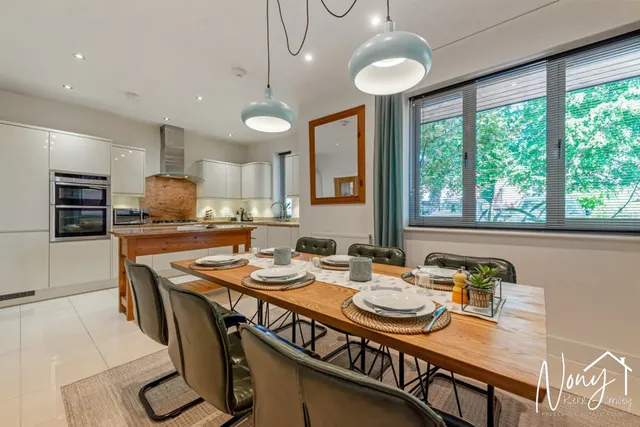 Photo 2 — Silverwood Mews, Winchester