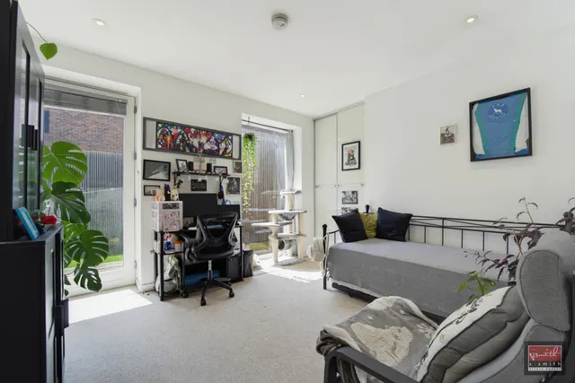 Fairfield Avenue, Staines-upon-Thames, TW18, photo 3