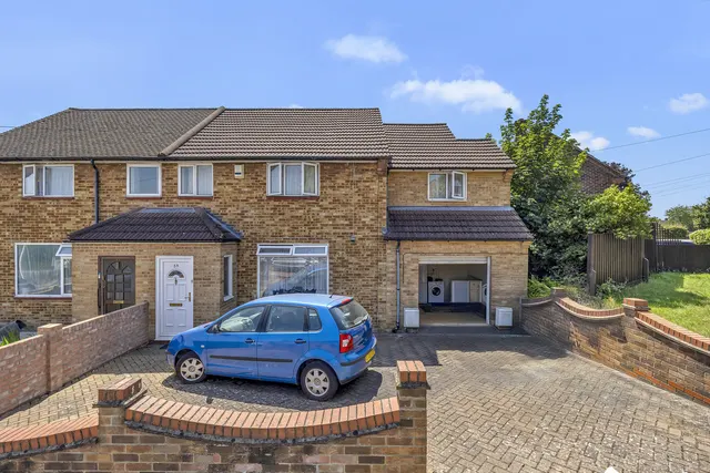 Dewsbury Road, Harold Hill, Romford, RM3 8RX, photo 1