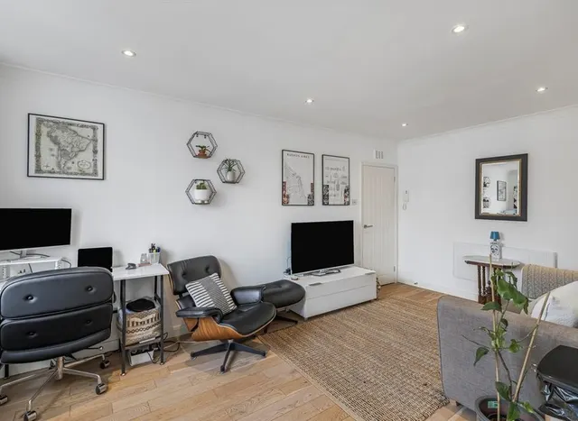 Photo 2 — Westbourne Gardens, Hyde Park, W2