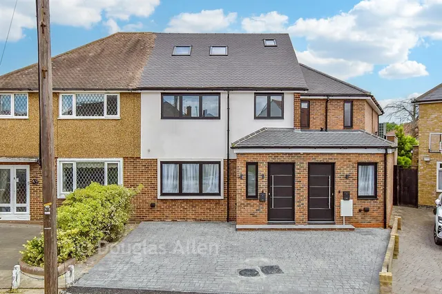 Freshwell Avenue, Chadwell Heath, RM6, photo 1