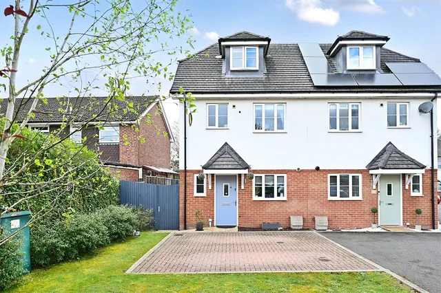 Sovereign Gardens, Ash Vale, Guildford, Surrey, GU12 5FB, photo 1