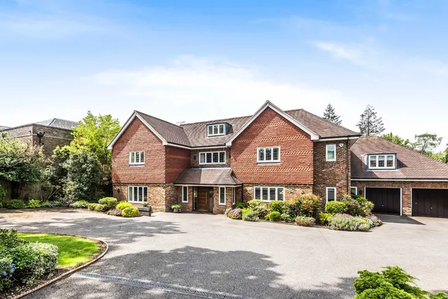 5 bedroom house — Cockfosters Road, Hadley Wood, EN4 0JS