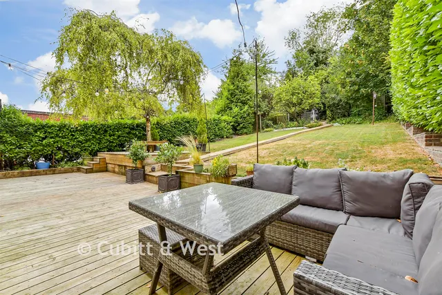 Downs Way Close, Tadworth, KT20, photo 2