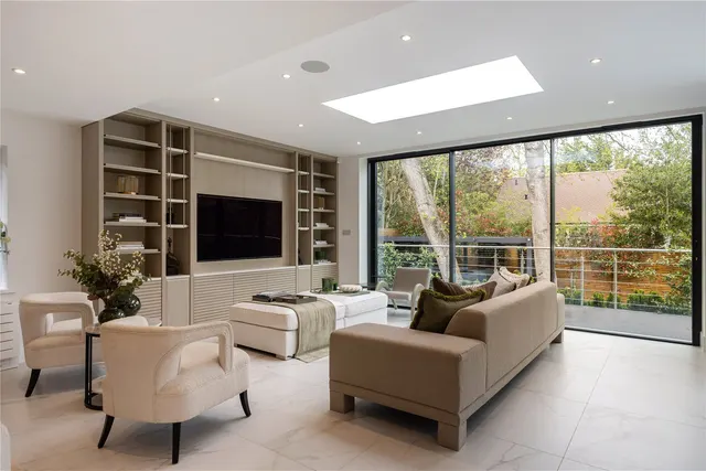 Beverley Lane, Kingston upon Thames, Surrey, KT2, photo 1