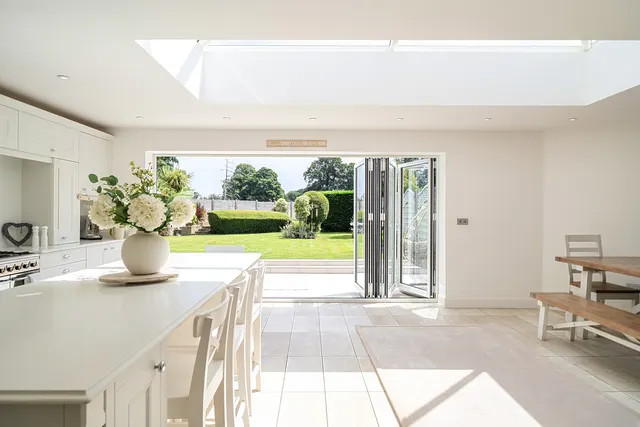 A Truly Exceptional Retreat in the Heart of Prime Uxbridge, UB8, photo 2