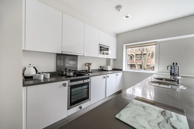 Photo 2 — Flat 1b, 161 Fulham Road, London