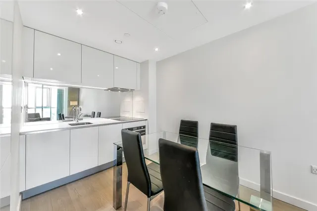 Wandsworth Road, London, SW8, photo 2