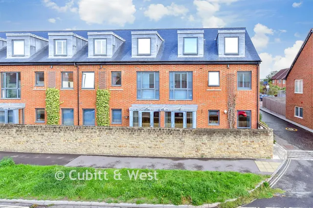 St. Margaret's Way, Midhurst, GU29, photo 1