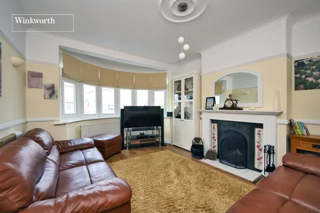 Priory Crescent, Cheam, SM3, photo 3